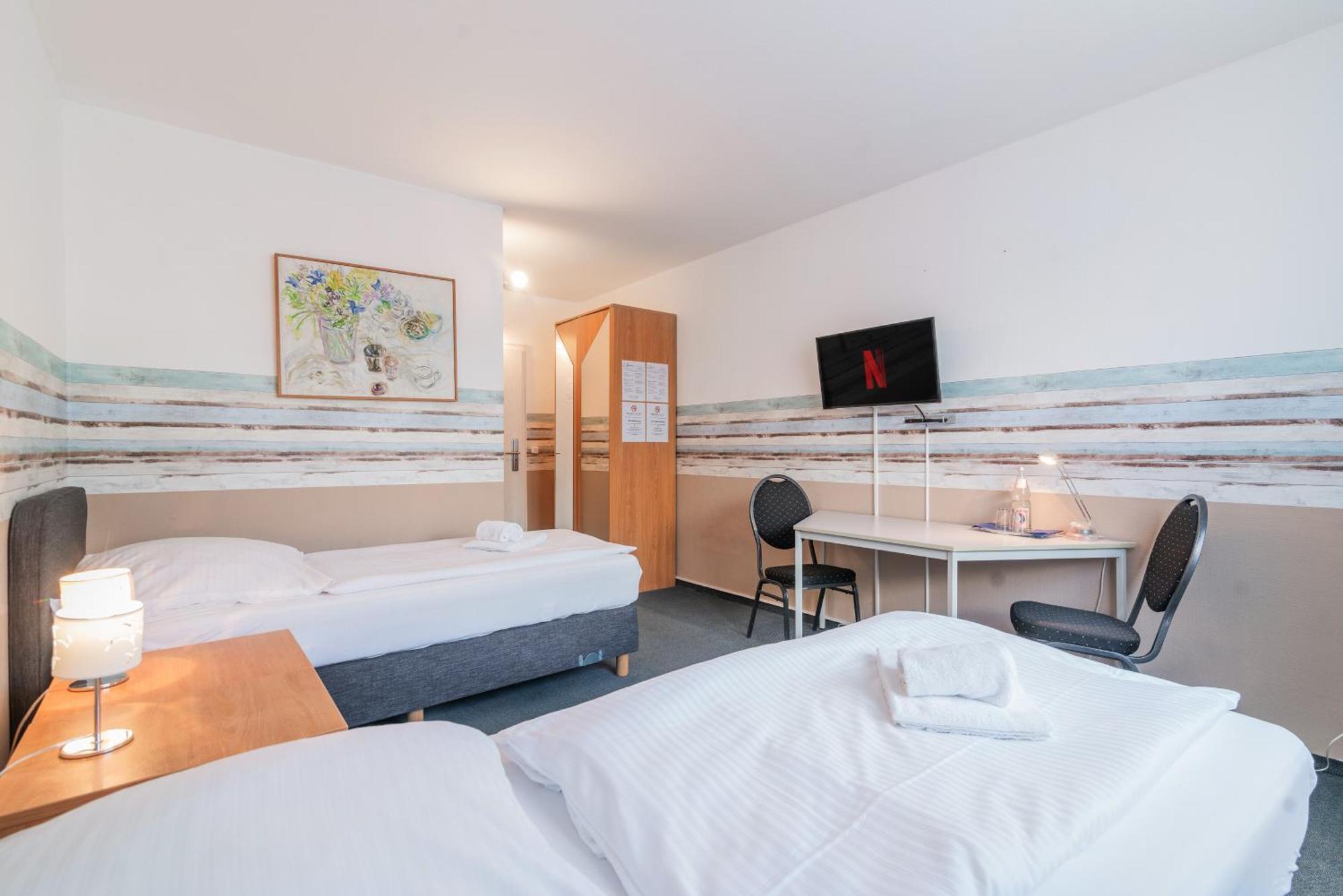 Hotel Cafe Galerie - Smart Tv - Free Parking Garbsen Exterior photo