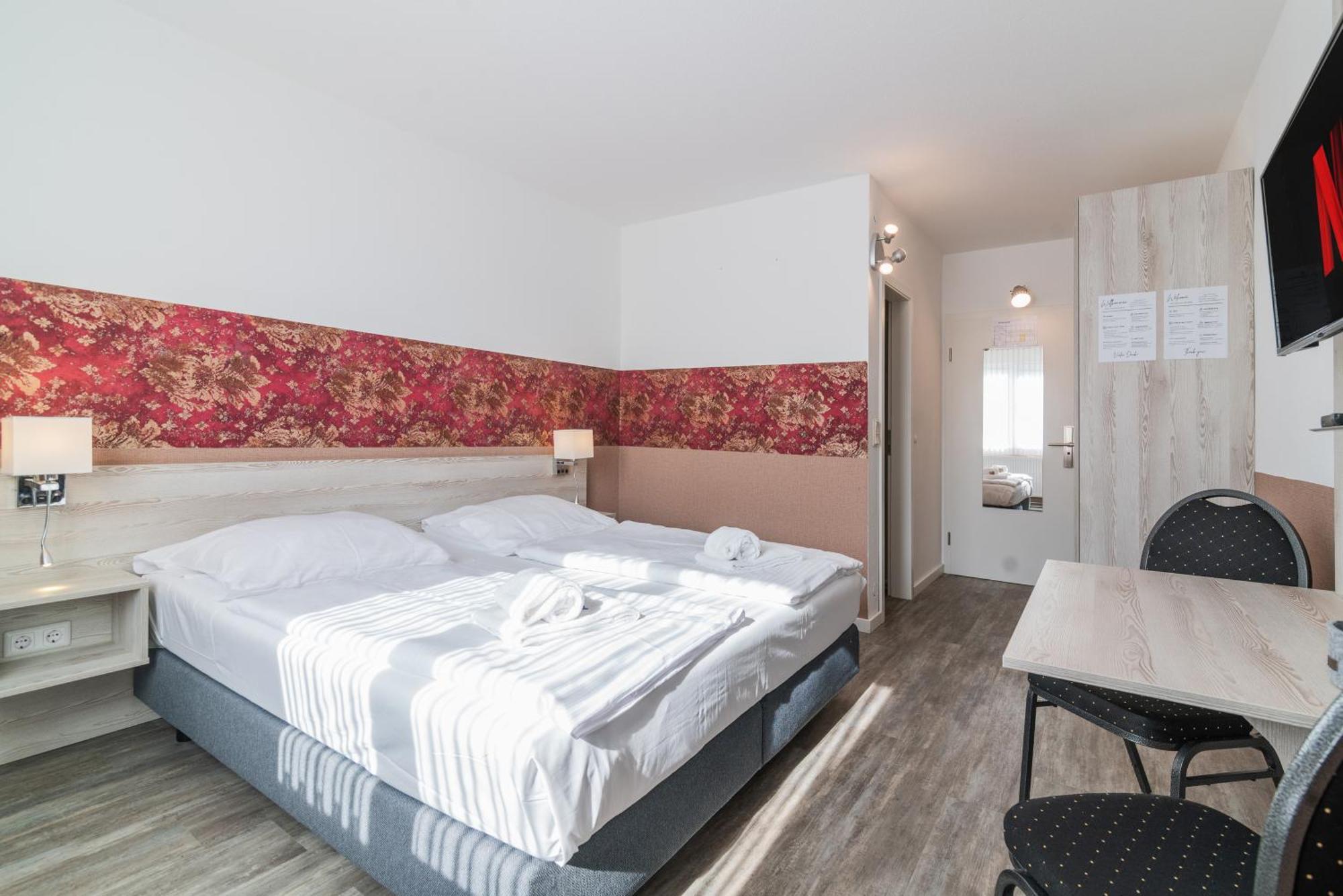 Hotel Cafe Galerie - Smart Tv - Free Parking Garbsen Exterior photo